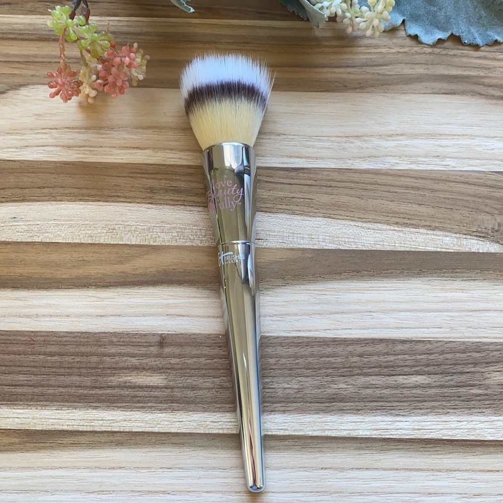 It cosmetics Flawless Powder Brush 202